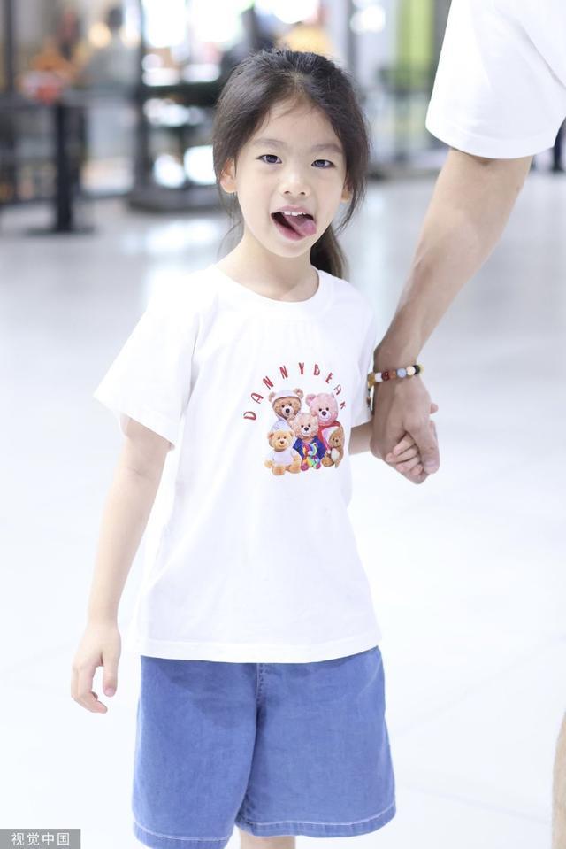 经超带女儿小年糕现身机场 对镜头比心可可爱爱