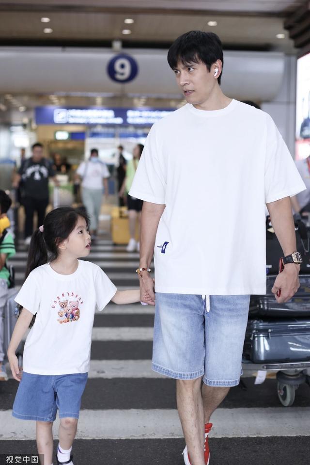 经超带女儿小年糕现身机场 对镜头比心可可爱爱