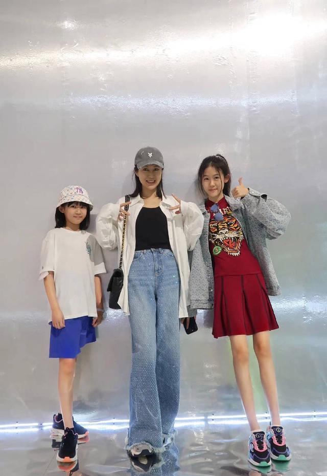 陆毅14岁大女儿晒母女合影 修长“筷子腿”吸睛