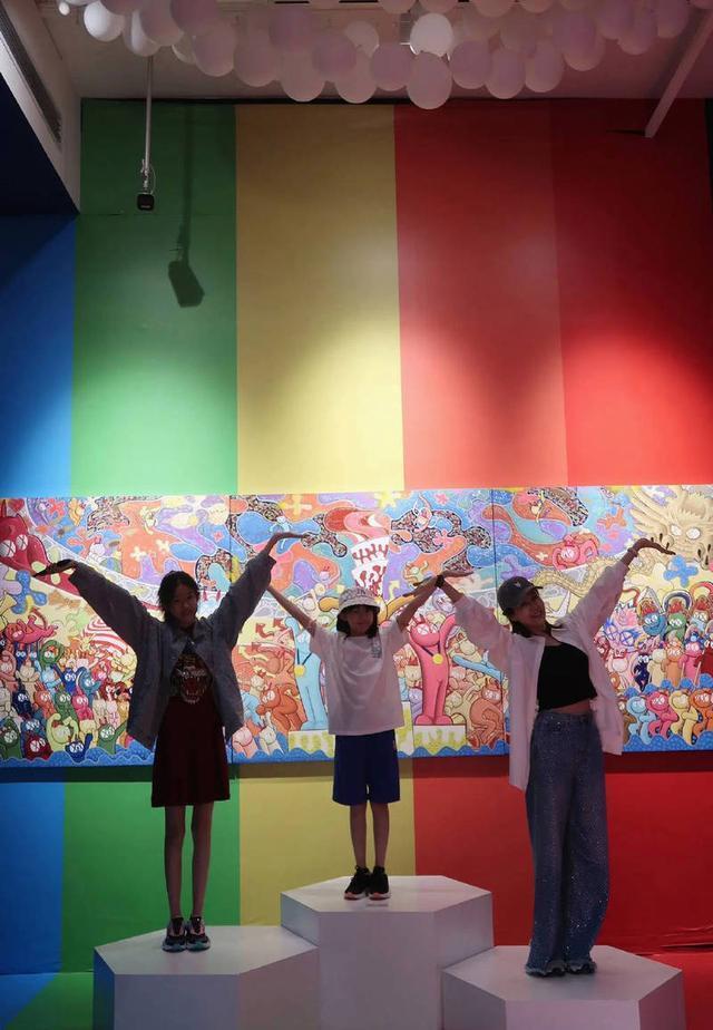 陆毅14岁大女儿晒母女合影 修长“筷子腿”吸睛