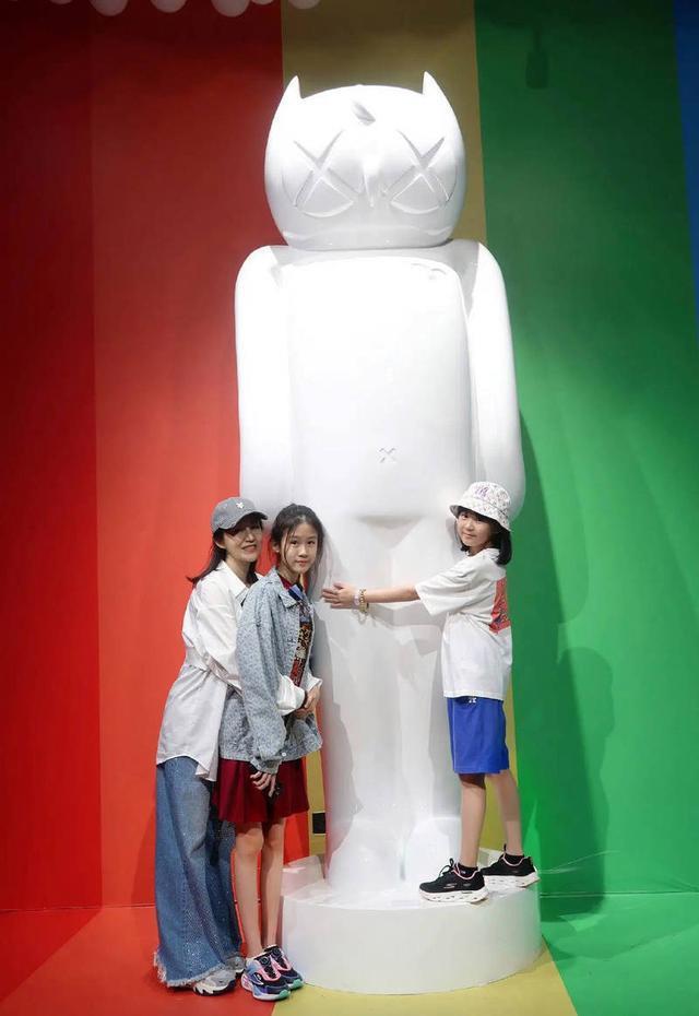 陆毅14岁大女儿晒母女合影 修长“筷子腿”吸睛