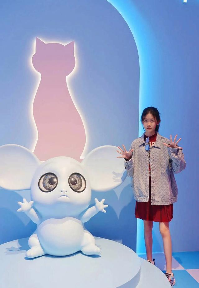 陆毅14岁大女儿晒母女合影 修长“筷子腿”吸睛