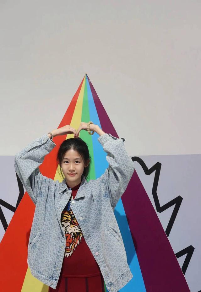 陆毅14岁大女儿晒母女合影 修长“筷子腿”吸睛