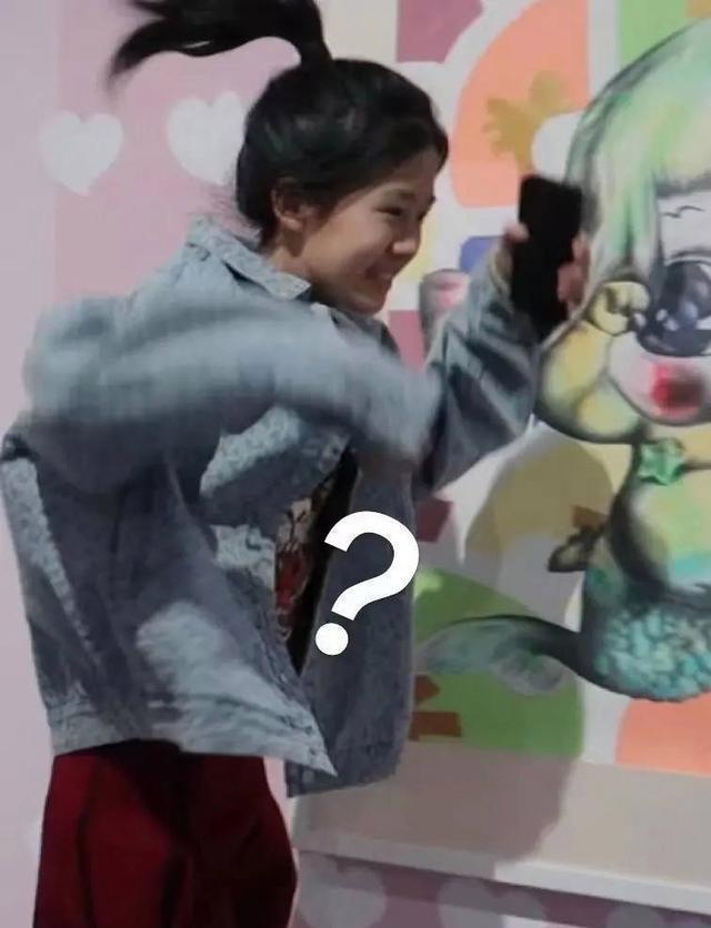 陆毅14岁大女儿晒母女合影 修长“筷子腿”吸睛