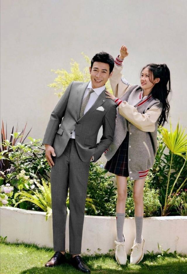 陆毅14岁大女儿晒母女合影 修长“筷子腿”吸睛