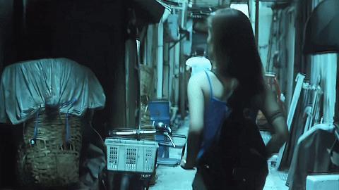 刚出道就下海，这内地女演员豁出去了