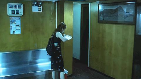 刚出道就下海，这内地女演员豁出去了