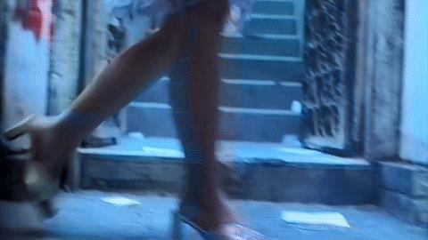 刚出道就下海，这内地女演员豁出去了