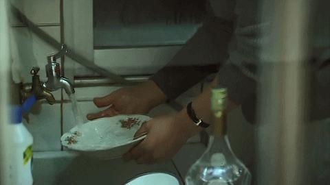 刚出道就下海，这内地女演员豁出去了