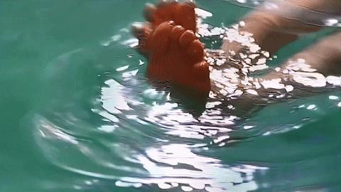 刚出道就下海，这内地女演员豁出去了