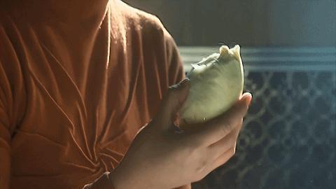 刚出道就下海，这内地女演员豁出去了