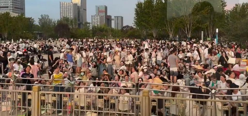 TFBOYS演唱会粉丝丧失理智，违反官方四大倡议，应援变闹剧