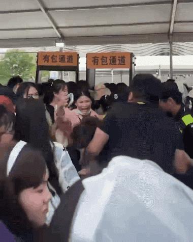 TFBOYS演唱会粉丝丧失理智，违反官方四大倡议，应援变闹剧