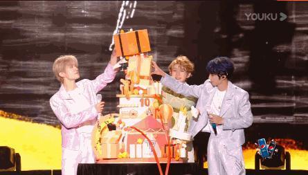 十年之约落幕！王源高情商救场，王俊凯哽咽，千玺感谢队友间默契