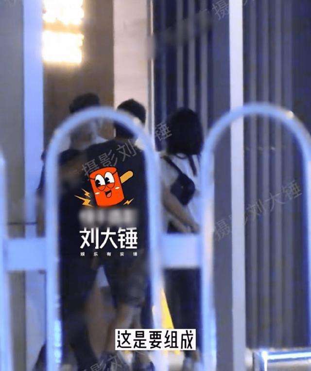 汪小菲和新女友散步回家 两人边走边聊感情稳定