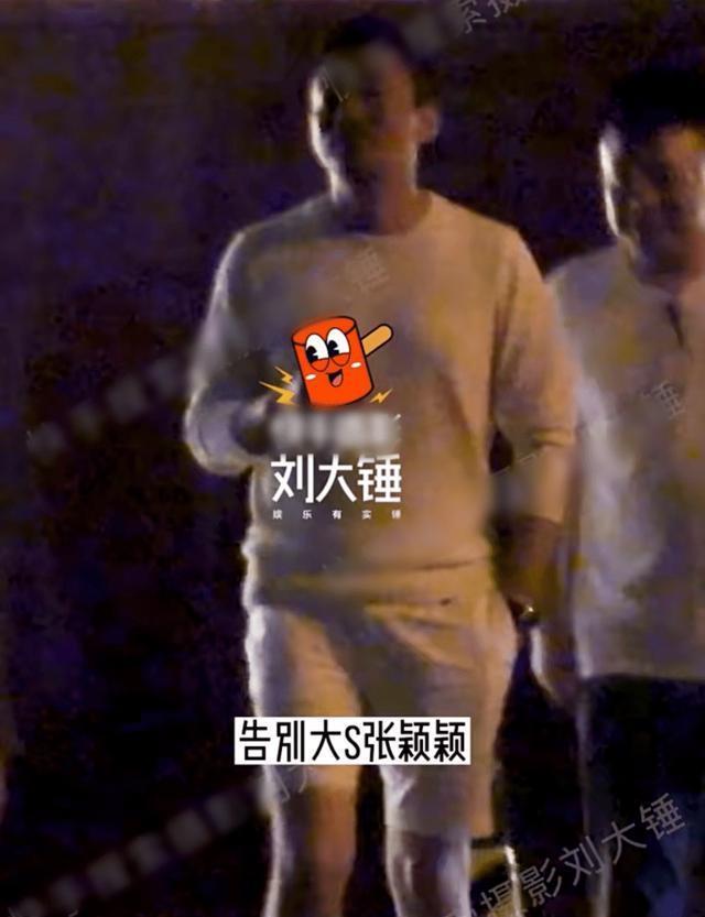 汪小菲和新女友散步回家 两人边走边聊感情稳定