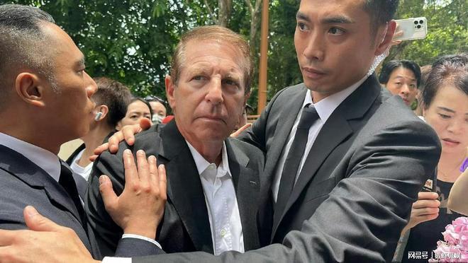 知情人曝李玟未离婚原因，Bruce不愿支付赡养费