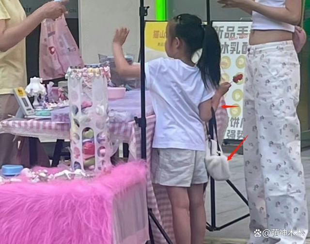 孙怡穿露脐装带娃逛街,女儿6岁已过母亲腰,颜值像董子健