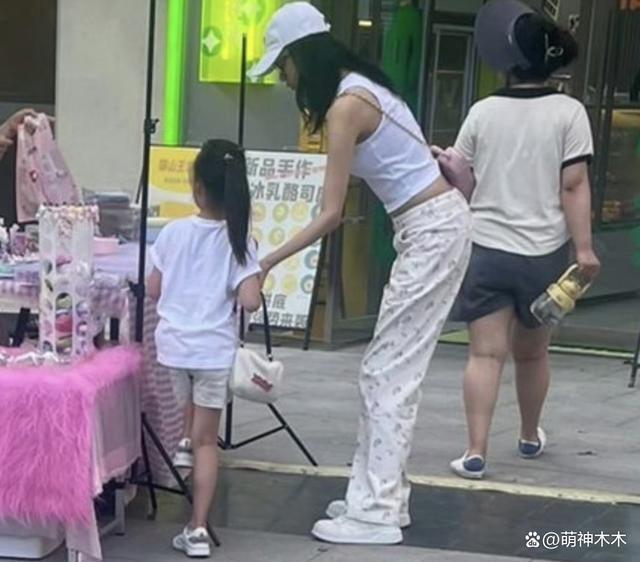 孙怡穿露脐装带娃逛街,女儿6岁已过母亲腰,颜值像董子健