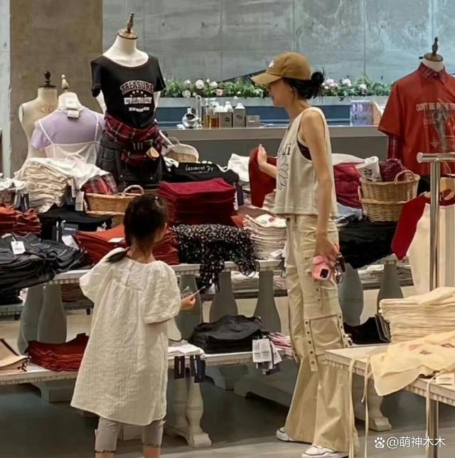 孙怡穿露脐装带娃逛街,女儿6岁已过母亲腰,颜值像董子健