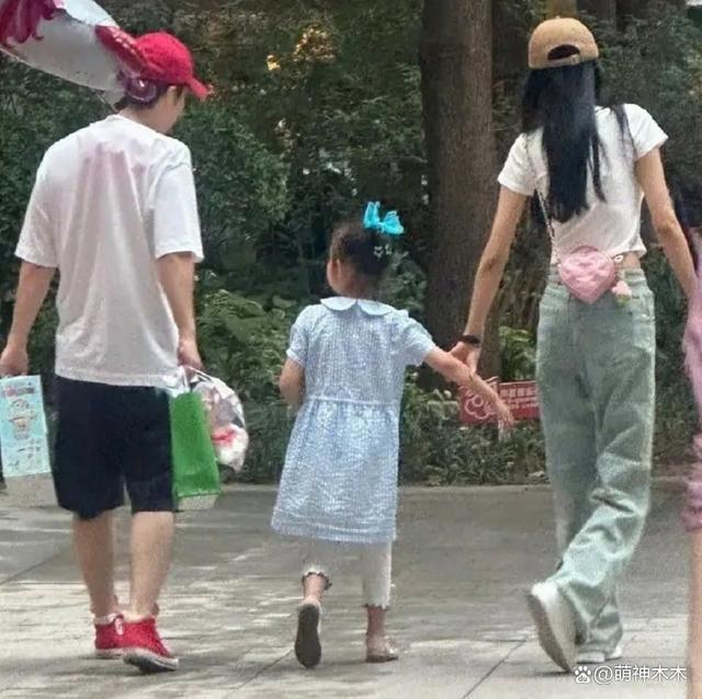 孙怡穿露脐装带娃逛街,女儿6岁已过母亲腰,颜值像董子健