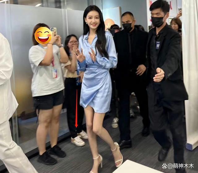 孙怡穿露脐装带娃逛街,女儿6岁已过母亲腰,颜值像董子健
