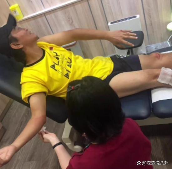 60岁吴宗宪录节目不慎摔伤，手脚及嘴角擦伤出血他还在笑