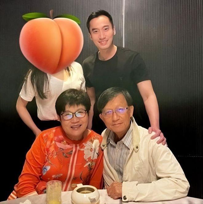 阿娇前夫赖弘国儿子1岁生日 祖孙三代幸福同框