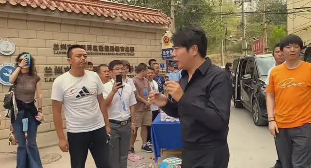 郎朗现身兰州捐赠15台钢琴 被一群领导簇拥引争议
