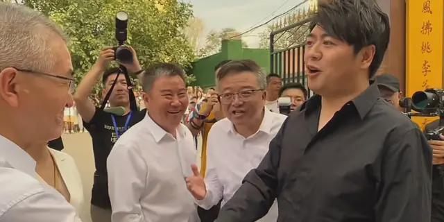 郎朗现身兰州捐赠15台钢琴 被一群领导簇拥引争议