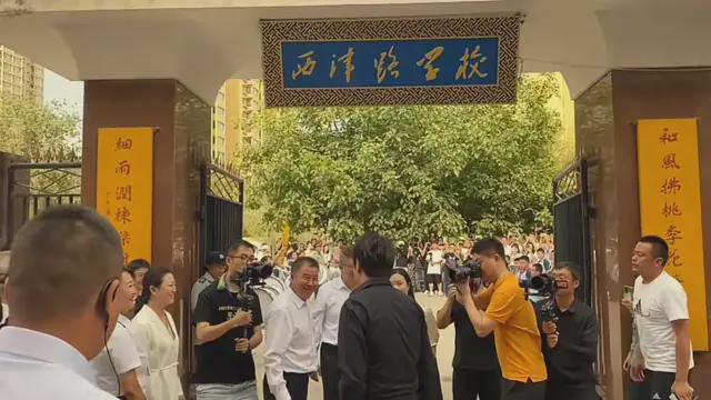 郎朗现身兰州捐赠15台钢琴 被一群领导簇拥引争议