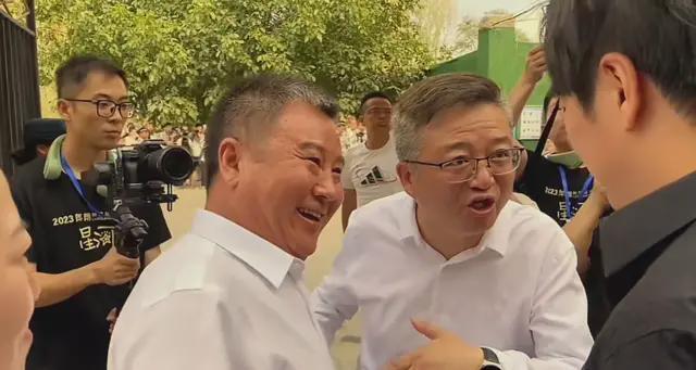 郎朗现身兰州捐赠15台钢琴 被一群领导簇拥引争议