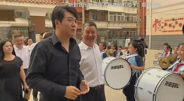 郎朗现身兰州捐赠15台钢琴 被一群领导簇拥引争议