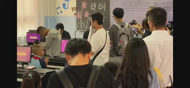 郎朗现身兰州捐赠15台钢琴 被一群领导簇拥引争议