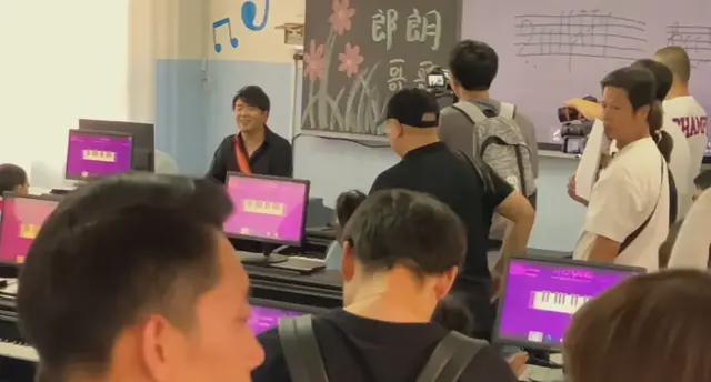 郎朗现身兰州捐赠15台钢琴 被一群领导簇拥引争议