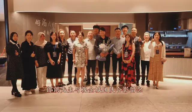 郎朗现身兰州捐赠15台钢琴 被一群领导簇拥引争议