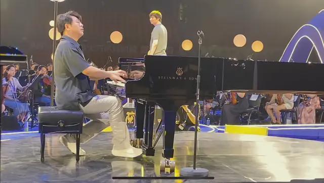 郎朗现身兰州捐赠15台钢琴 被一群领导簇拥引争议