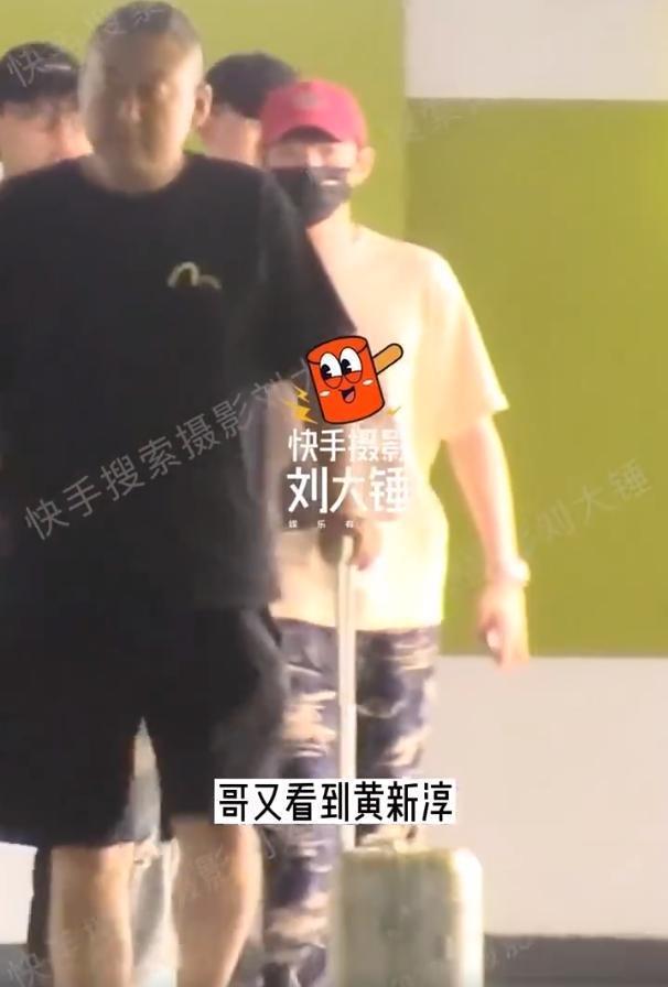 黄新淳带女友一起唱歌 结束后坐同一辆车回家