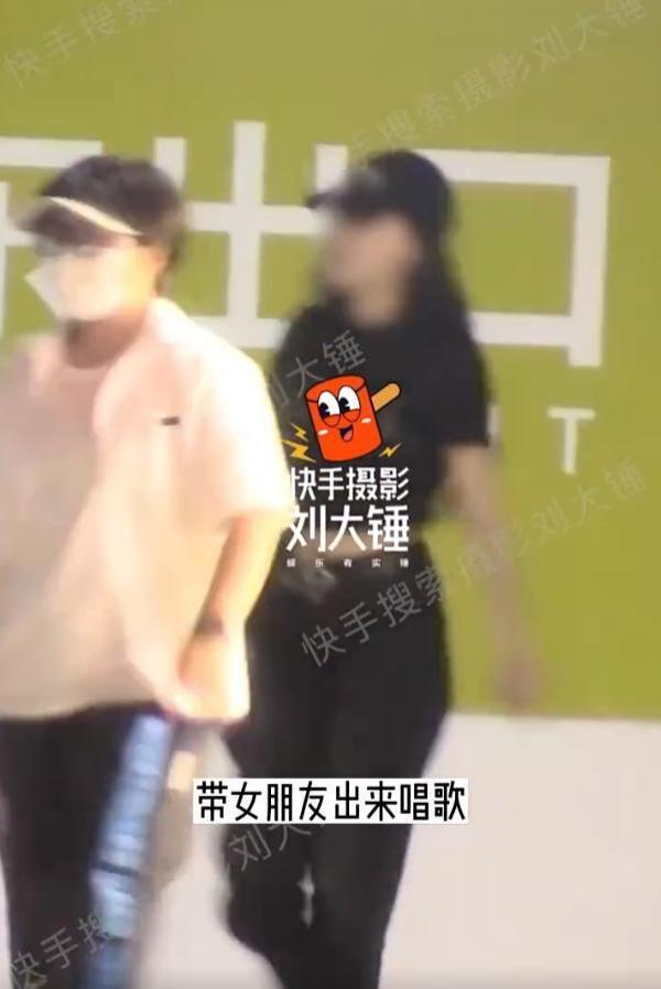 黄新淳带女友一起唱歌 结束后坐同一辆车回家