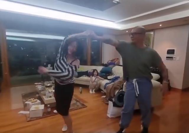 小S与具俊晔家中热舞 气氛欢快笑容不断