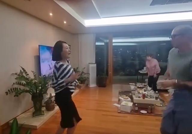 小S与具俊晔家中热舞 气氛欢快笑容不断
