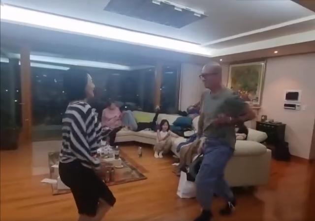 小S与具俊晔家中热舞 气氛欢快笑容不断