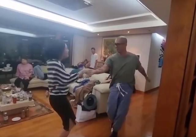 小S与具俊晔家中热舞 气氛欢快笑容不断