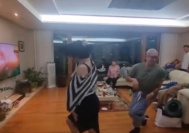 小S与具俊晔家中热舞 气氛欢快笑容不断