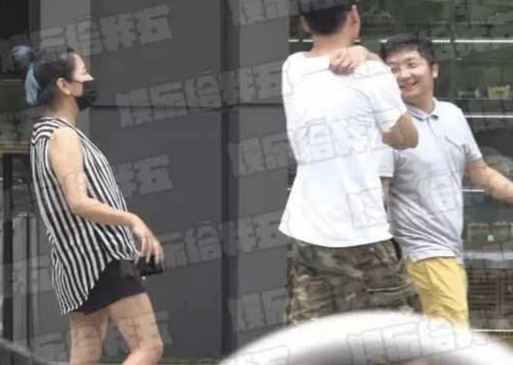 好久不见何洁了，她孩子都这么大了？