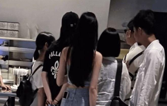 小S与具俊晔家中热舞 小S婆婆面无表情