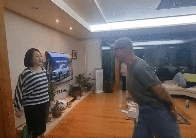 小S与具俊晔家中热舞 小S婆婆面无表情