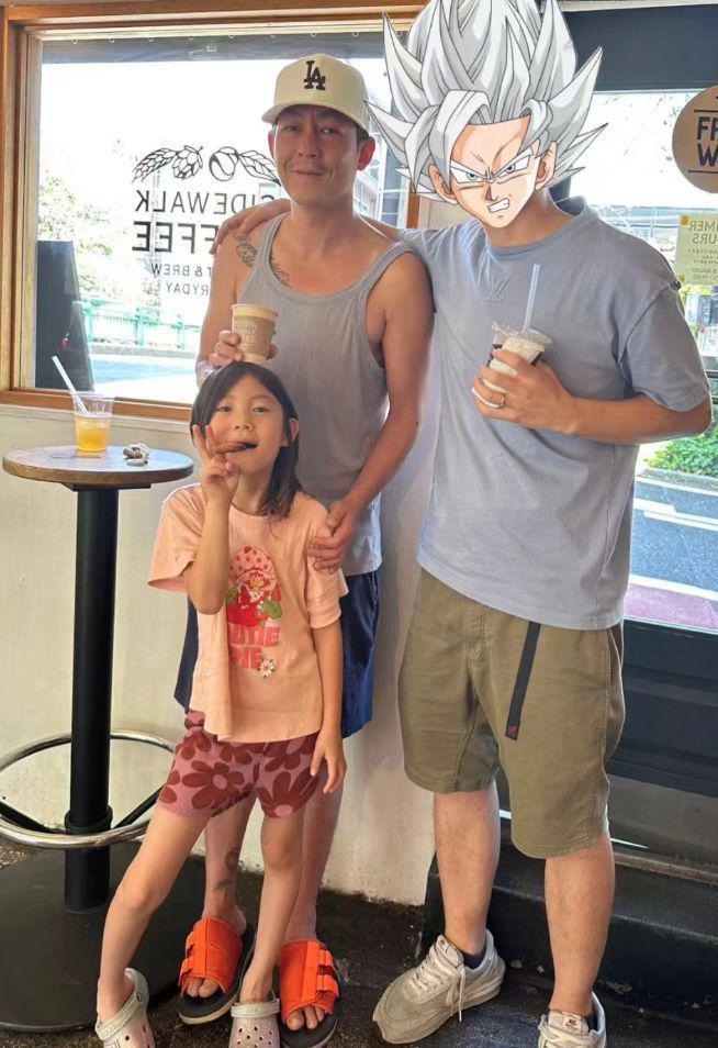 陈冠希带女儿逛街被偶遇：6岁Alaia大长腿好抢眼