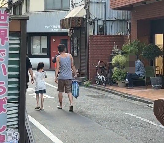陈冠希带女儿逛街被偶遇：6岁Alaia大长腿好抢眼