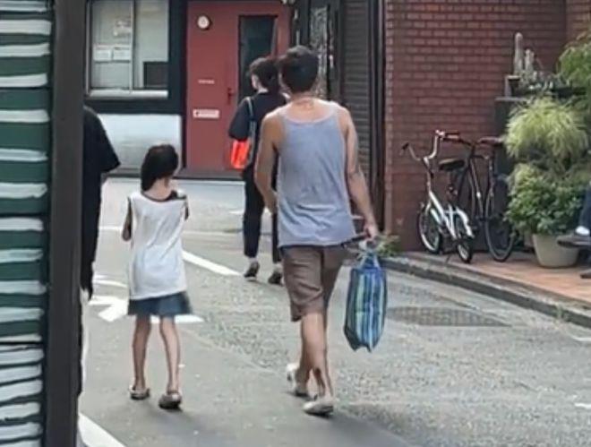 陈冠希带女儿逛街被偶遇：6岁Alaia大长腿好抢眼